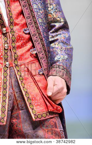 Mosca - 4 novembre: Dettagli di uomini gilet e giacca in mostra del designer Slava Zaitsev nella moda hou