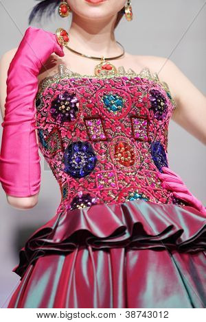 Mosca - 4 novembre: Vita del vestito rosa maculata in mostra del designer Slava Zaitsev nella casa di moda 