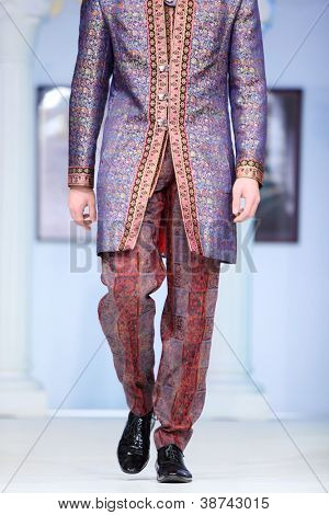 Mosca - 4 novembre: Bright tuta in mostra del designer Slava Zaitsev nella casa di moda di Slava Zaitsev