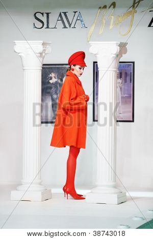 Mosca - 4 novembre: Modello a cappotto in mostra del designer Slava Zaitsev nella casa di moda di Slava Zaits