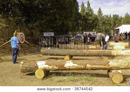 WEST POINT, CA - lokakuu 6: Tuntematon mies & naisten kilpailijoiden tapahtumassa heitto axe 