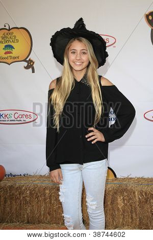 LOS ANGELES - okt 21: Lia Marie Johnson på Camp Ronald McDonald for gode gange 20 årlige Hallo