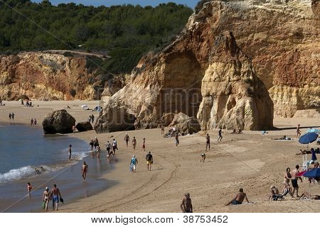 PORTIMAO โปรตุเกส - 16 oct: นักท่องเที่ยวและชาวบ้านพักอุณหภูมิอ่อนตามบริเวณชายหาดช็อปปิ้ง