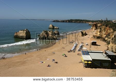 PORTIMAO โปรตุเกส - 16 oct: นักท่องเที่ยวและชาวบ้านพักอุณหภูมิอ่อนตามบริเวณชายหาดช็อปปิ้ง