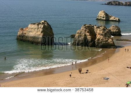 PORTIMAO โปรตุเกส - 16 oct: นักท่องเที่ยวและชาวบ้านพักอุณหภูมิอ่อนตามบริเวณชายหาดช็อปปิ้ง