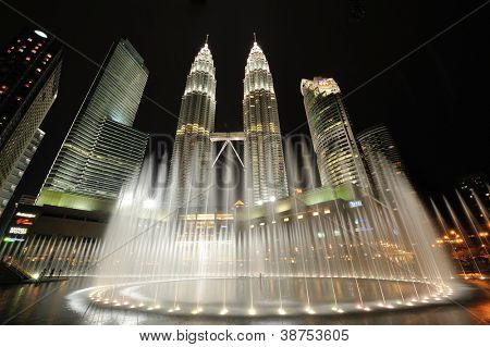 KUALA LUMPUR, MALAYSIA - 24 AUGUST: Petronas Twin Towers natten på August 24, 2012 i Kuala Lumpur