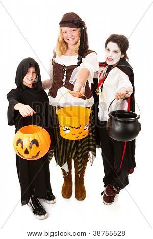 Tre bambini di varie età vestito per Halloween.  Corpo intero isolato su bianco.