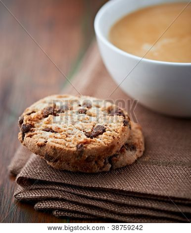 Chocolate Chip Cookies und Kaffee