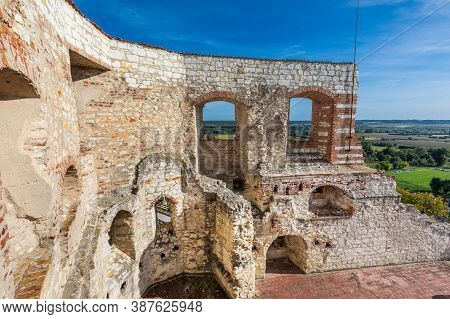 Janowiec Castle. Ancient Ruins. Renaissance Castle Built In Between 1508-1526. In Janowiec, Poland.