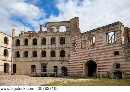 Janowiec, Poland - August 28, 2020: Ruins Of A Renaissance Castle. View Of Courtyard In Janowiec Cas