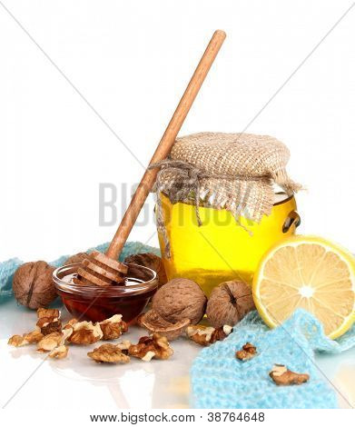 Gesunde Zutaten für die Stärkung der Immunität auf warmen Schal, isolated on white