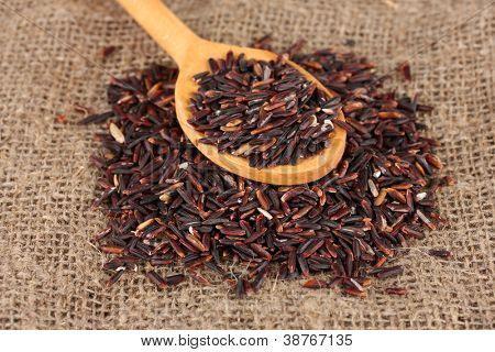 arroz preto na demissão em colher de madeira