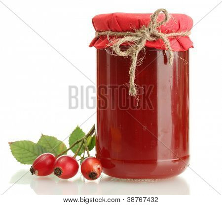 jar แยมกุหลาบสะโพกและสุกครบ แยกต่างหากบนพื้นสีขาว