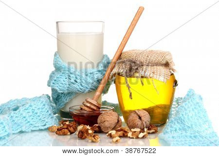 Gesunde Zutaten für die Stärkung der Immunität auf warmen Schal, isolated on white