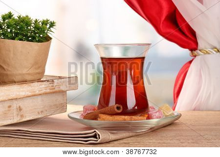 Glas türkischen Tee und Rahat Lokum auf Holztisch