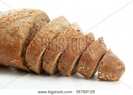 흰색 절연 슬라이스 맛 있는 호 밀 빵,