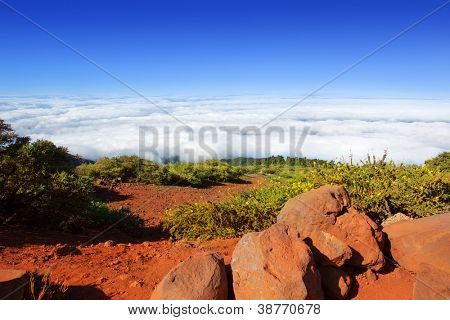 卡尔德拉德连海的云在 La Palma 加那利群岛