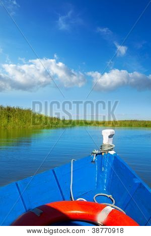 Mavi tekne da Albufera Valencia göl güneşli mavi gökyüzü gün yelken