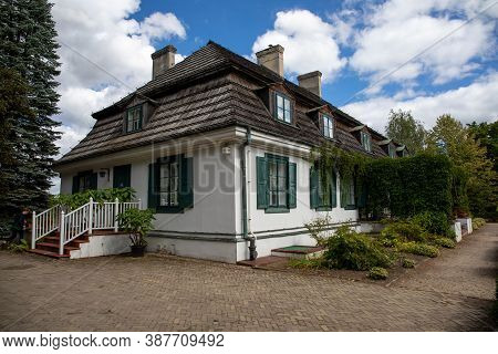 Janowiec, Poland - August 28, 2020: A Baroque Manor House From Moniak On The Premises Of The Museum 