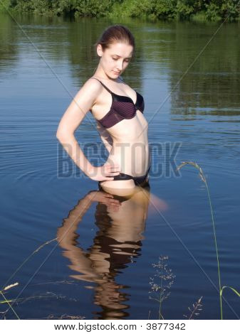 Dziewczyna w rzece