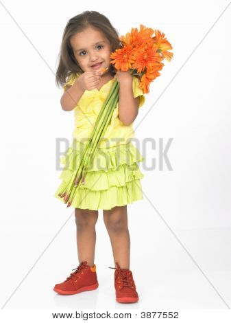 Asian Girl Holding Gerbera Flowers nelle sue mani