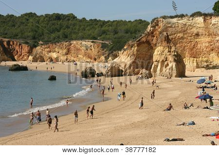 PORTIMAO โปรตุเกส - 16 oct: นักท่องเที่ยวและชาวบ้านพักอุณหภูมิอ่อนตามบริเวณชายหาดช็อปปิ้ง