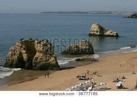 PORTIMAO โปรตุเกส - 16 oct: นักท่องเที่ยวและชาวบ้านพักอุณหภูมิอ่อนตามบริเวณชายหาดช็อปปิ้ง