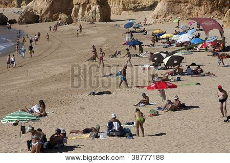 PORTIMAO โปรตุเกส - 16 oct: นักท่องเที่ยวและชาวบ้านพักอุณหภูมิอ่อนตามบริเวณชายหาดช็อปปิ้ง