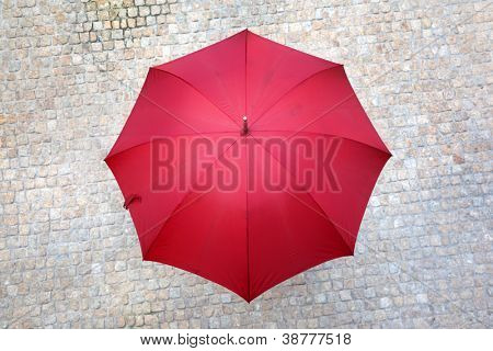Guarda-chuva vermelho ao ar livre