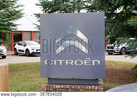Bordeaux , Aquitaine / France - 09 25 2020 : Citroen Automobiles Logo Sign And Text Of Car Dealershi