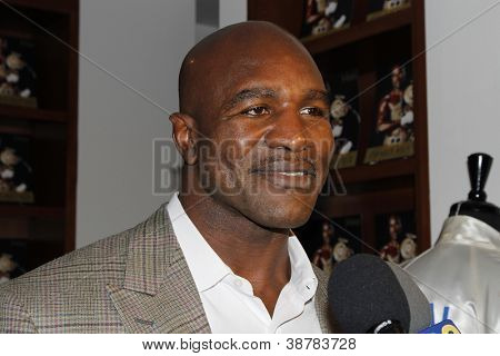 LOS ANGELES - okt 19: Evander Holyfield deltager 50 års fødselsdagsfest for Evander Holyfield på 