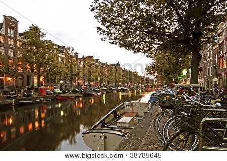 Streetview in Amsterdam Niederlande in der Dämmerung
