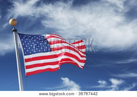 USA-BAN. Szélfútta zászlaja alatt ég háttere az Amerikai Egyesült Államok.