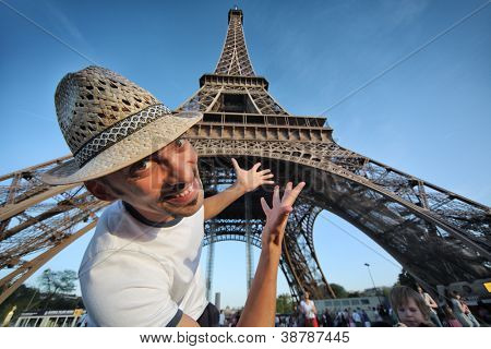 Velkommen til Paris! Glade smilende turist peger på Eiffeltårnet i Paris, Frankrig.