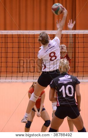 BUDAPEST, Hungría - 10 de octubre: Timea Kondor (blanco 8) en acción en el volleyba de la Liga húngara de I.