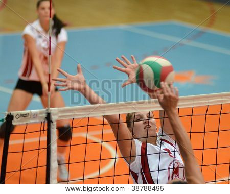KAPOSVAR, Hungría - 7 de octubre: Timea Kondor en acción en el juego de voleibol de la Liga húngara de I. Kap