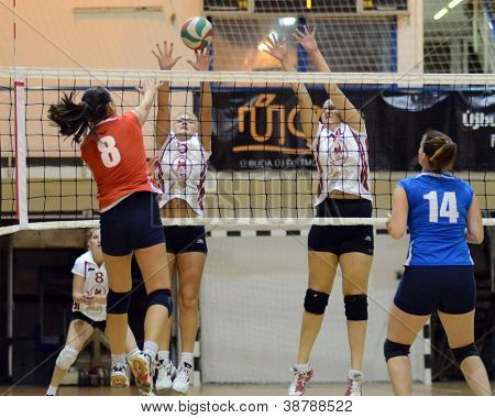 BUDAPEST, Ungheria - 10 ottobre: I giocatori non identificati in azione presso la pallavolo Campionato ungherese I.