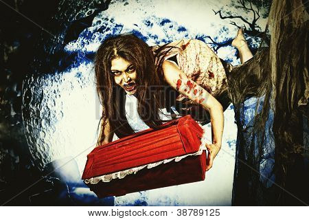 Verenhimoinen noita lentää yönä hautausmaalle arkku.