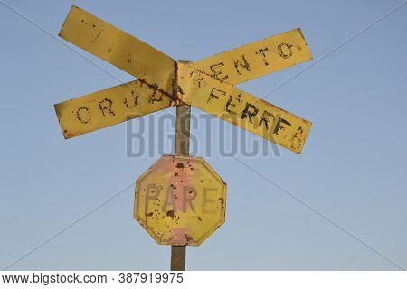 Signs, railway crossing signage, sign with the inscription Stop, Railroad crossing, in Brazil, in an abandoned railway, in photo zoom
