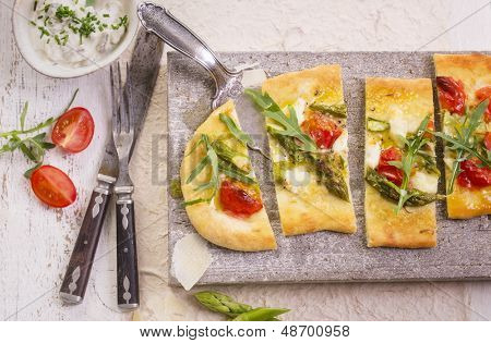 flambee tarta z mozzarellą i pomidorami 