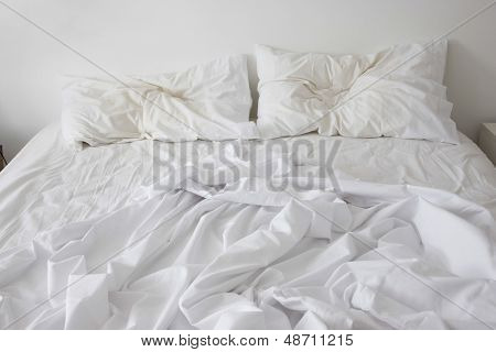 깰된 침대의 보기