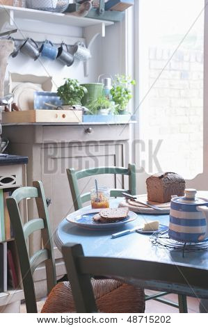 Pane e burro sul tavolo in cucina