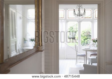 Spiegel im Flur mit Blick auf Wohnzimmer