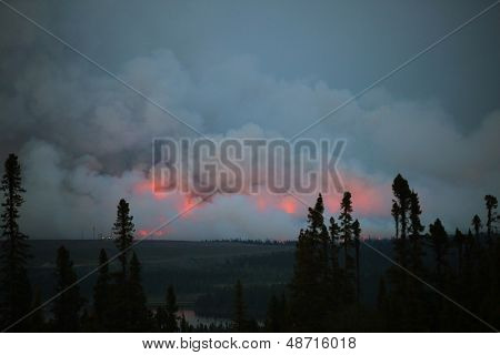 Incendio boschivo in Wabush, Labrador, Canada.  Wabush incendio nella foresta in cui la città di Wabush dovuto Evac