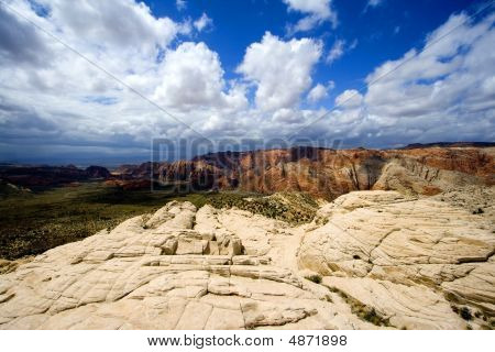 Guardando verso il basso le arenarie In Snow Canyon - Utah