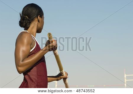 Atleta femminile preparando per salto in pole