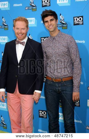 LOS ANGELES - Temmuz 31: Jesse Tyler Ferguson, Justin Mikita 2013 yapmak bir şey Ödülleri'nde geldiğinde bir