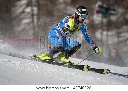 VAL D ' ISERE FRANKREICH. 12.12.2010. LARSSON Markus SWE greift ein Kontrolle-Tor während der FIS alpine Skii