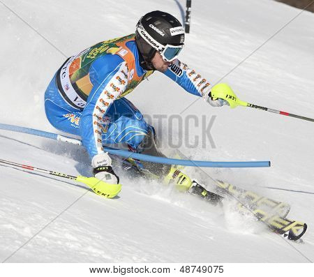 VAL D ' ISERE FRANKREICH. 12.12.2010. LARSSON Markus SWE greift ein Kontrolle-Tor während der FIS alpine Skii