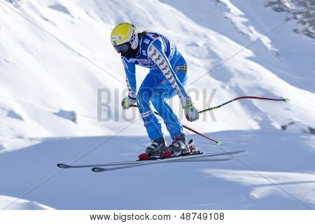 VAL D'ISERE FRANKRIG. 18-12-2010. Kajsa Kling (SWE) tager til luften under women's downhill race 